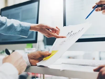 A poszt-90i higiéniai dolgozója: A padló söprése nem egyszerű munka