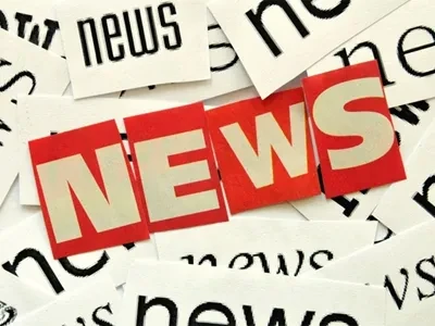 A munkás jobb lába mélyebbre süllyedt a betonba, és a tűzoltók kotróval szaba...