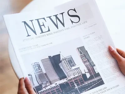 A tanulók iskolatáskáit fényvisszaverő díszek díszítik a tanulók biztonsága é...