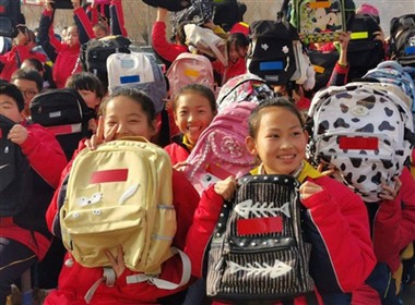 Viseljen fényvisszaverő iskolatáskákat az egyetemen, hogy megvilágítsa az uta...